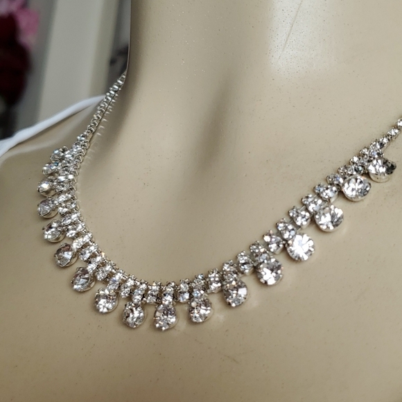 New Vieste Crystal Collection Elegant Necklace - Picture 4 of 7